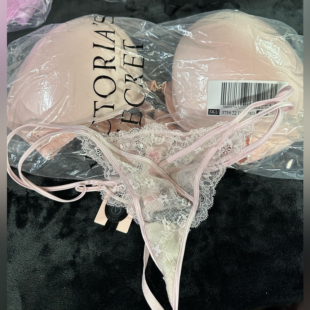 Victoria’s Secret bombshell bra and vstring set. 38D/M NWT